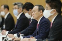 自身の「マスク着用」も怪しい菅首相は事態を正確に把握しているのか(時事)