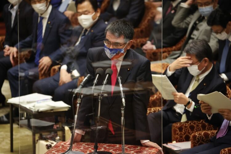 ワクチン接種の調整を担う河野大臣のメッセージが今後重要になる（時事通信フォト）