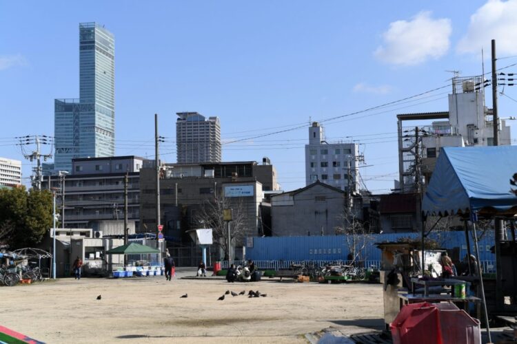 あいりん地区の真ん中に位置する三角公園