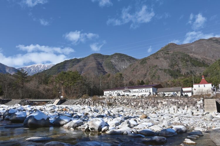 中央アルプスの駒ヶ岳山麓に建つ