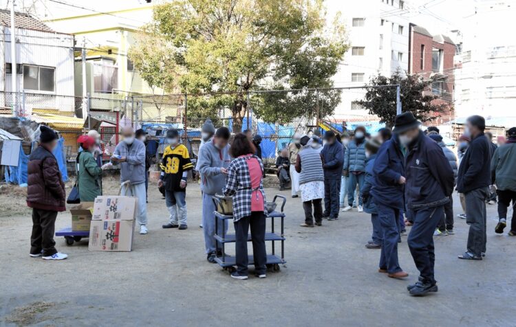 通称「四角公園」での炊き出し。1日3回の配給や炊き出しは日によって場所が違うが、それぞれが情報収集し、時間になると必ず行列ができる