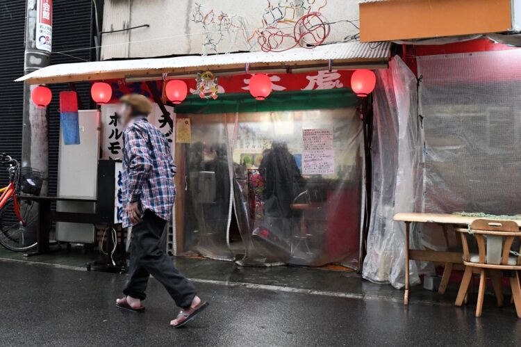 飲食店内を訪れる人も決して途絶えてはいない