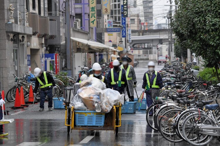 特区構想に伴う特別清掃事業で、道路清掃をする路上生活者が頻繁に巡回している