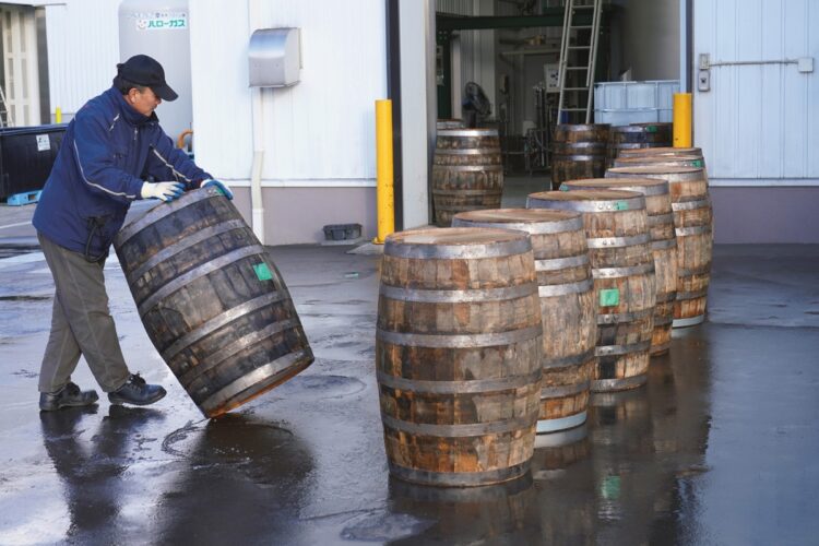 「イチローズモルト」で知られるベンチャーウイスキーの肥土伊知郎氏に助言をあおぎ、蒸溜器に火が入ったのが2016年だ