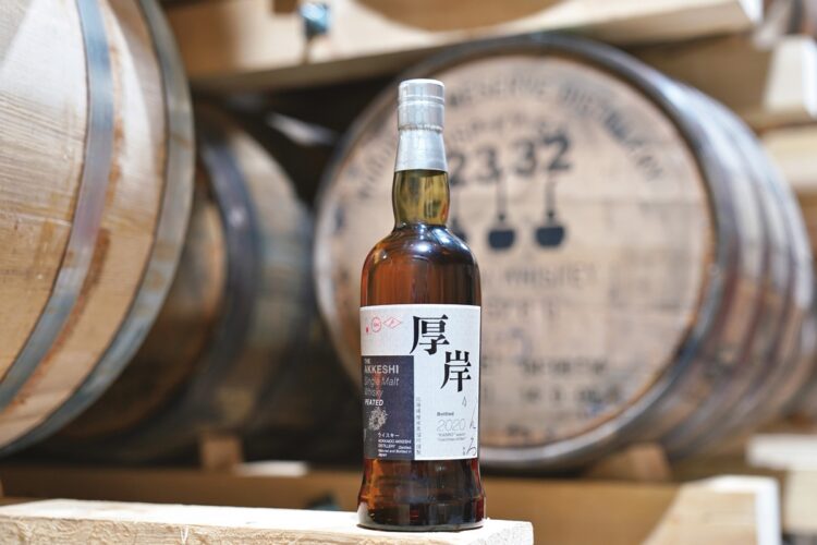 満を持して世に送り出した同社初のフルボトル「寒露」。2月末に発売するブレンデッドウイスキーの「雨水」も注目だ
