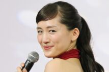 綾瀬はるか主演のドラマが話題に（時事通信フォト）