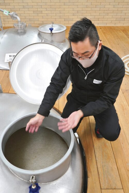 もろみの状態を確認する中村所長