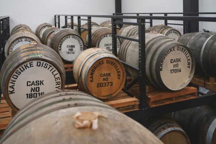 同社のウイスキーはノンピートの風味が特徴。さらに穀物を主材料とするグレーンウイスキーの生産も始まり、いずれは自社で蒸留したモルトとグレーンの原酒をかけあわせたブレンデッドウイスキーも計画中