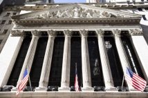バブルを抑制すべきか維持すべきか 米中で対照的な金融政策