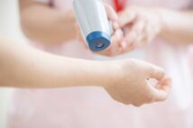 コロナ禍の検温エピソード 非接触体温計で33℃表示「俺、大丈夫か?」