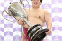 母に感謝「少しは孝行できたかな」 初賜杯の大栄翔