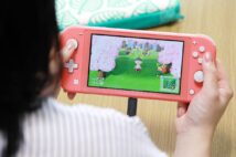 国内で1888万台売れた任天堂「スイッチ」と人気ソフト「あつまれ どうぶつの森」(時事通信フォト)