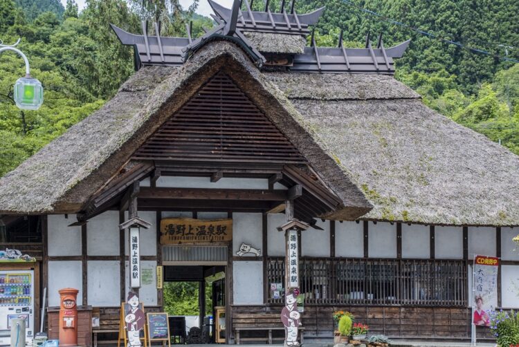 茅葺き屋根の湯野上温泉駅舎（時事通信フォト）