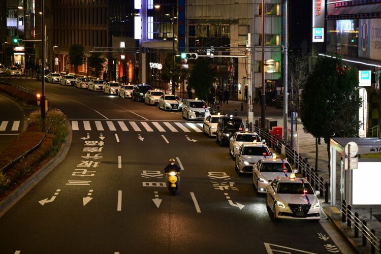 赤坂見付には人気が少ないが大量のタクシー