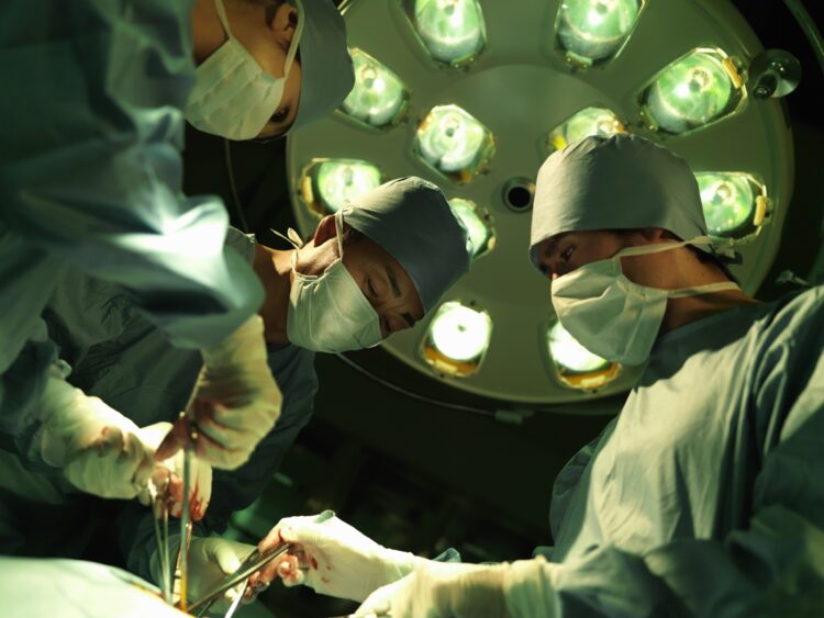 病院では手術が減り、それに伴って赤字になるケースも（写真／Getty Images）