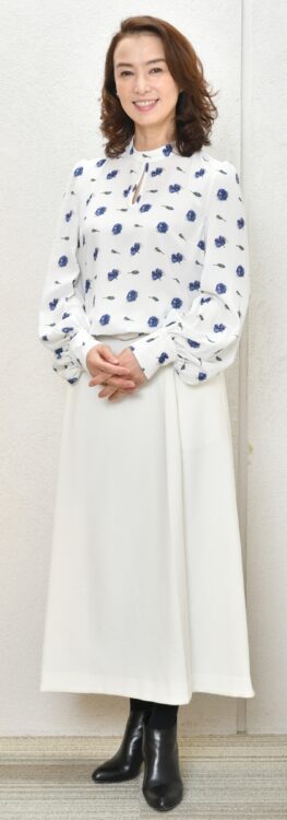 春を先取りしたファッションの景子さん（撮影／渡辺利博）