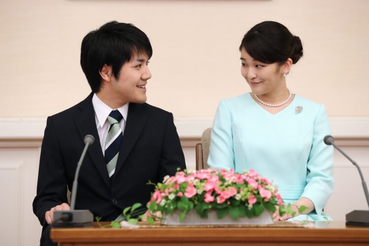 婚約内定会見を行う眞子さまと小室さん（2017年9月、東京・港区　撮影／JMPA）