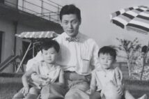 30代の頃の重光武雄氏。長男・宏之(左)、次男・昭夫を腕に(宏之氏提供)