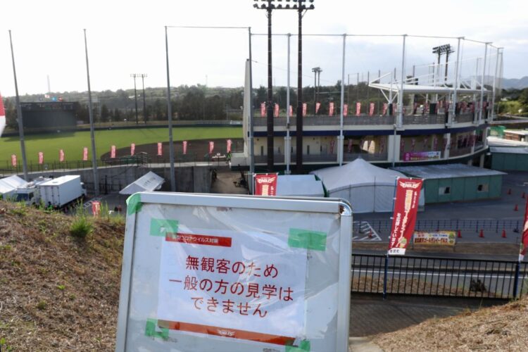 プロ野球のキャンプでも、無観客・感染防止が徹底されている（時事）