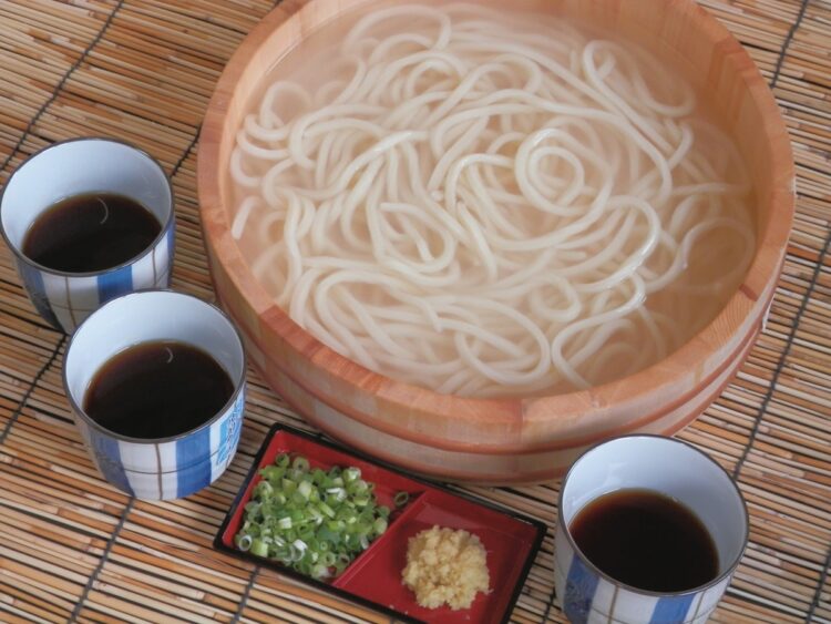 『さぬきの地粉生うどん（かけだし・つけつゆ付）300g×2袋』（日の出製麺所　1080円）