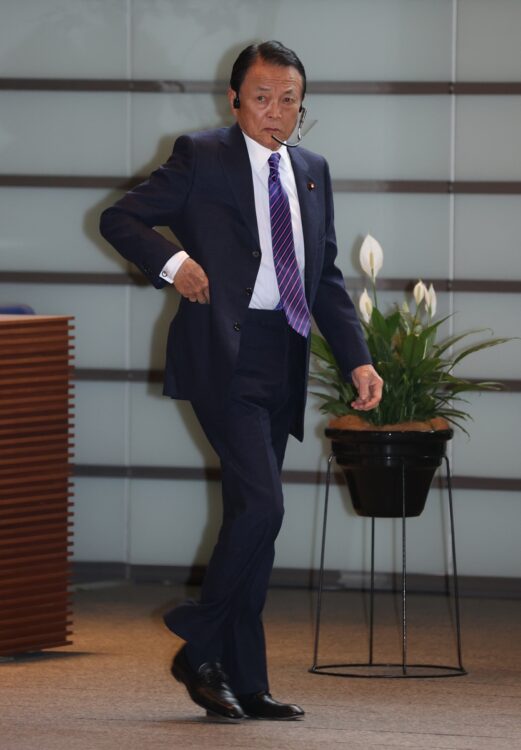 麻生太郎氏も怒って見せたが…（時事通信フォト）