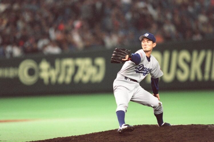 新人時代の中日・岩瀬仁紀は中継ぎとしてリーグ最多の65試合に登板（1999年。時事通信フォト）