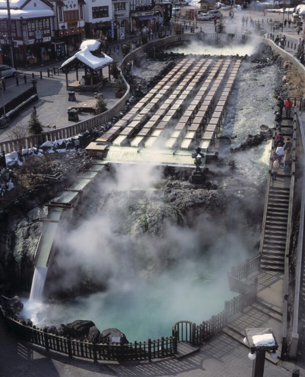 草津の温泉水がコロナウイルスにどう影響？（時事通信フォト）