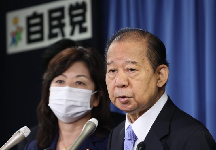 「私のほうから離党勧告しました」などと胸を張る二階俊博・幹事長（時事通信フォト）