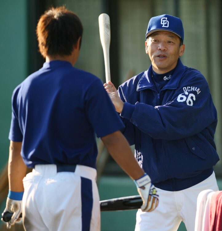 落合博満の猛練習するキャンプも毎年の話題に（時事通信フォト）