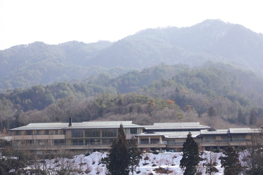 静寂に包まれ、鳥のさえずりが聞こえてくる自然の中にある露天風呂。冬は雪見、秋は紅葉と、四季折々の眺めを満喫できる