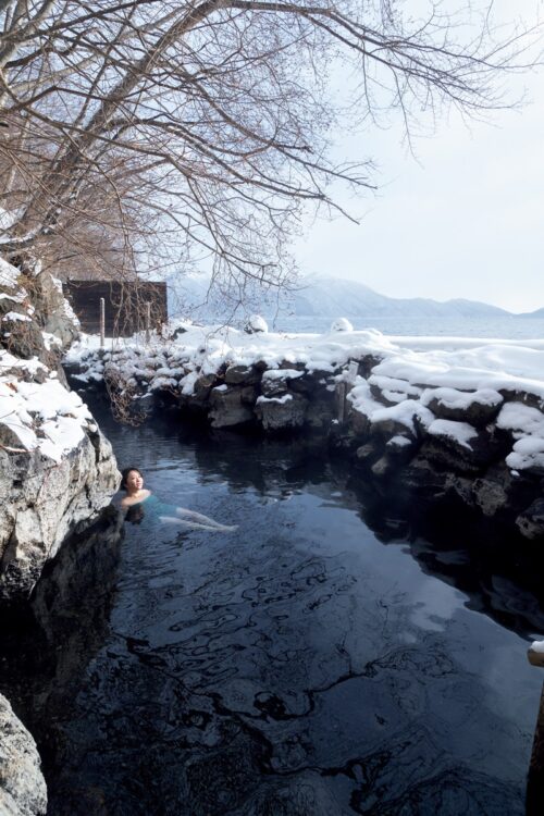 「日本秘湯を守る会」会員である丸駒温泉旅館の天然露天風呂温泉は、全国でも珍しい足元湧出湯