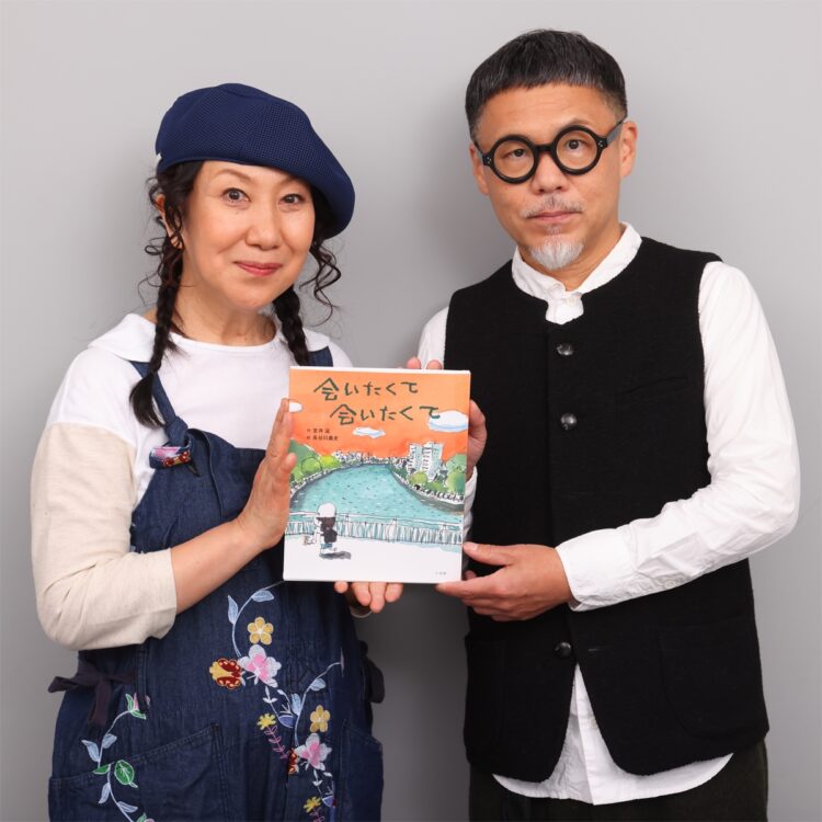 室井滋さん（左）と絵本作家の長谷川義史さん
