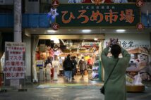 高知市内にある繁華街「ひろめ市場」もコロナの影響を受けた(時事通信フォト)