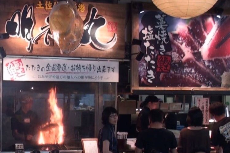 コロナ前は客が市場で買ったカツオや刺身などをテーブルに広げて盛り上がっていた「ひろめ市場」（高知市／筆者撮影）