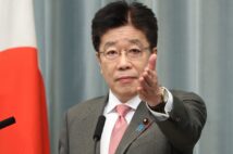 野党時代は厚労部会長を務め、民主党の新型インフル対応を批判していたが…(時事通信フォト)