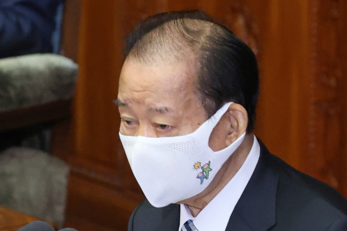 二階俊博幹事長が着用 党のマークが入った 自民党マスク の正体 Newsポストセブン 二階俊博幹事長が着用 党のマークが入った 自民党マスク の正体 Newsポストセブン