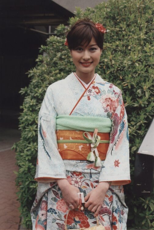 青学の卒業式での小川彩佳（写真／ロケットパンチ）