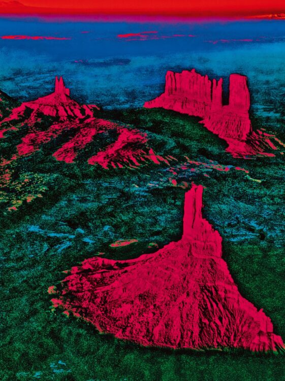 モニュメント・ヴァレ（アメリカ）。地上に延びる岩峰の影がなくなる日没直前に撮影。長年の朝夕の風景撮影の経験を生かし、太陽光による赤い色としては最高かつ限界の赤を写し取った