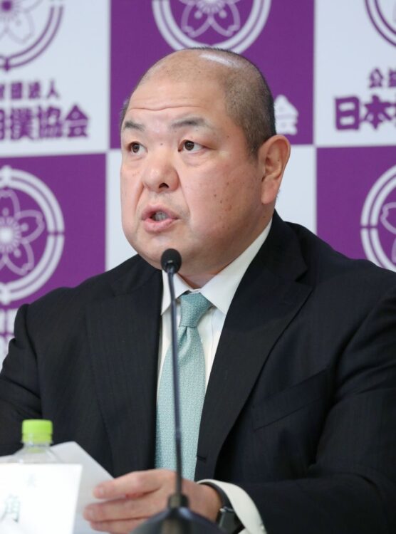 迅速に処分できないのには理由がありそうだ（八角理事長。時事通信フォト）