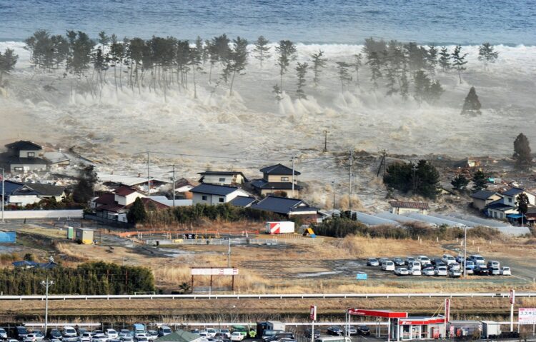 東日本大震災時には太平洋岸を広く津波が襲った（共同通信社）