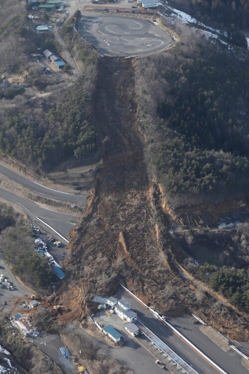13日に発生した福島県沖の地震では、大規模な土砂崩れが発生した（福島県二本松市。時事通信フォト）