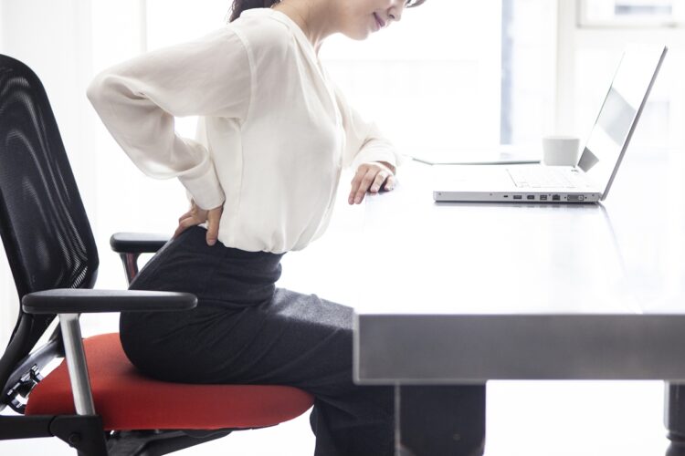 背筋を伸ばした姿勢は体に負担がかかっていた（GettyImages）