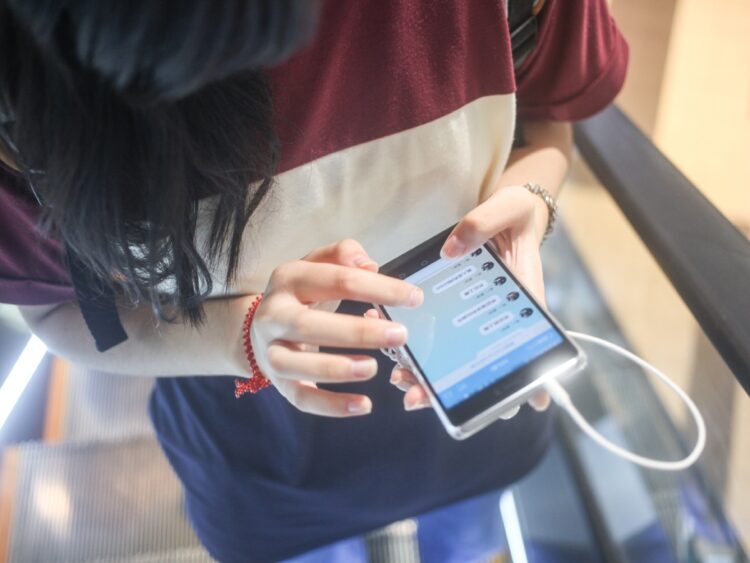 「スマホ脳」はうつや肥満も招く（GettyImages）