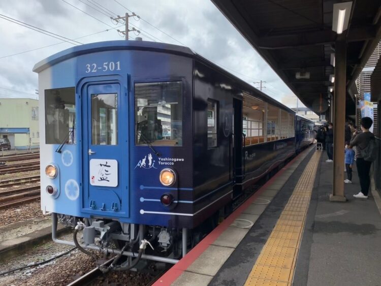 ＪＲ四国の観光列車「藍よしのがわトロッコ」。外観は特産の「阿波藍」をモチーフとし、2両編成のうち1両がトロッコ仕様。地元の食材を使った駅弁（要予約）を食べることもできる（時事通信フォト）