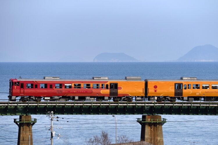 JR四国が運行する観光列車「伊予灘ものがたり」（JR四国提供、時事通信フォト）