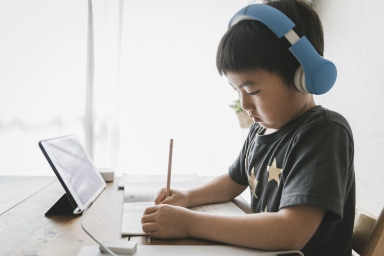 デジタル端末は子供の脳に大きく影響する（写真／GettyImages）