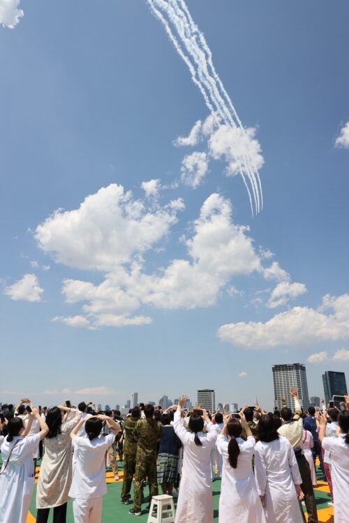 2020年5月29日には、新型コロナウイルス感染症対策に奮闘する医師や看護師などの医療従事者らに敬意と感謝の気持ちを示すため航空自衛隊・曲技飛行チーム「ブルーインパルス」が飛んだ(時事通信フォト)