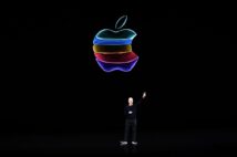 いよいよEVの生産体制に入るのか(米アップルのクックCEO/AFP=時事通信フォト)