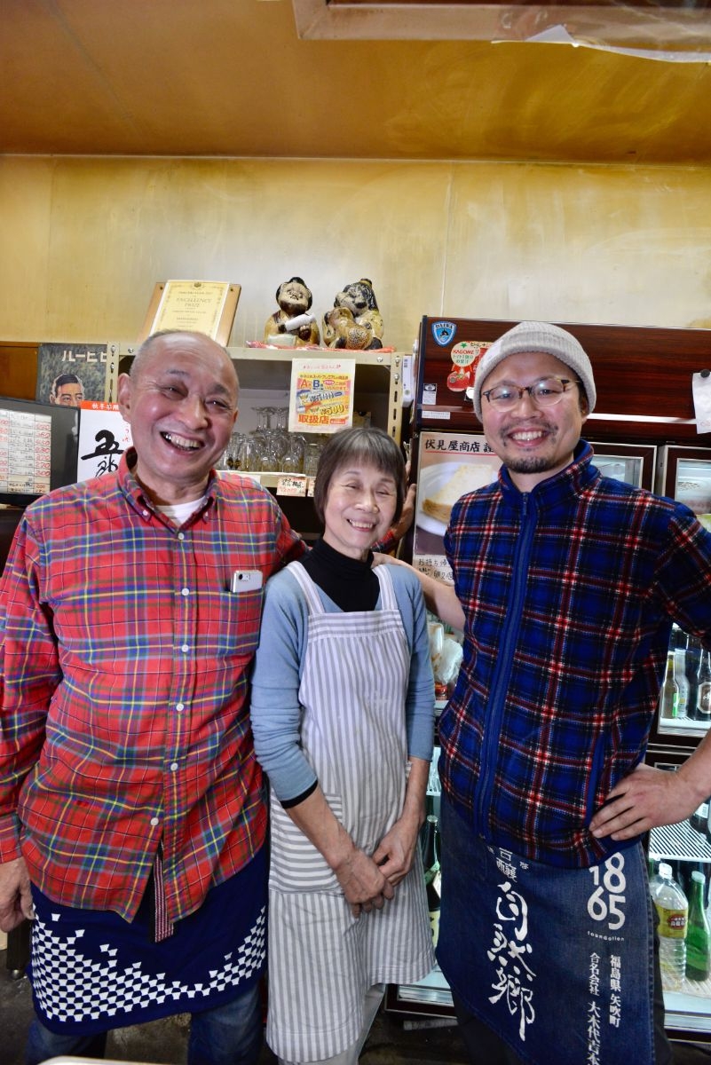 左から3代目店主の竹内幸伸さんと、妻の章子さん、4代目の正幸さん