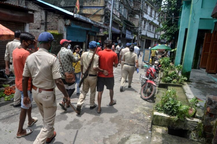 コロナ対策の規制違反者を取り締まるインドの警察（西ベンガル州／AFP＝時事通信フォト）